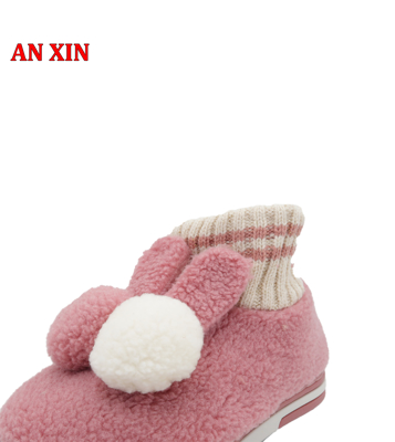 Picture of Pink closed winter slippers for women