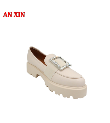 Picture of Women's shoe with zirconia